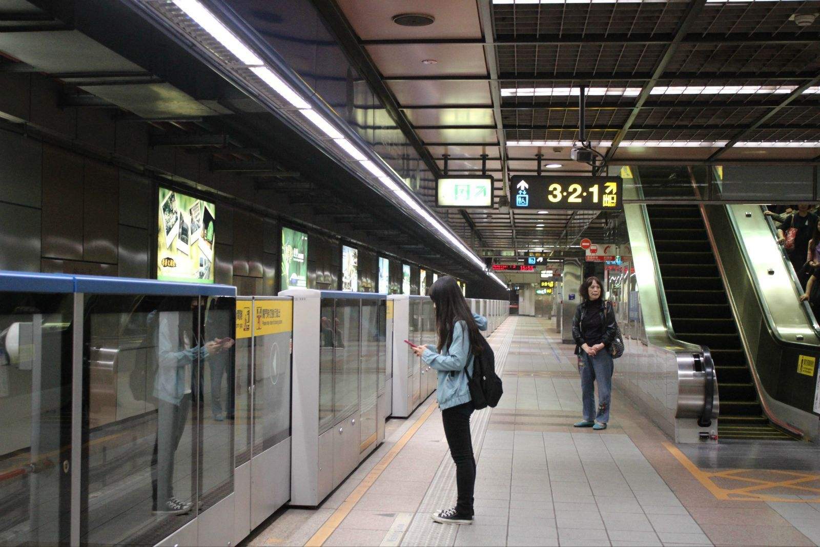 地鐵公交等公共場合空氣污染突出,市民盼望杭州室內(nèi)空氣檢測(cè)機(jī)構(gòu)進(jìn)行檢測(cè) 地鐵公交等公共場合空氣污染突出,市民盼望杭州室內(nèi)空氣檢測(cè)機(jī)構(gòu)進(jìn)行檢測(cè)