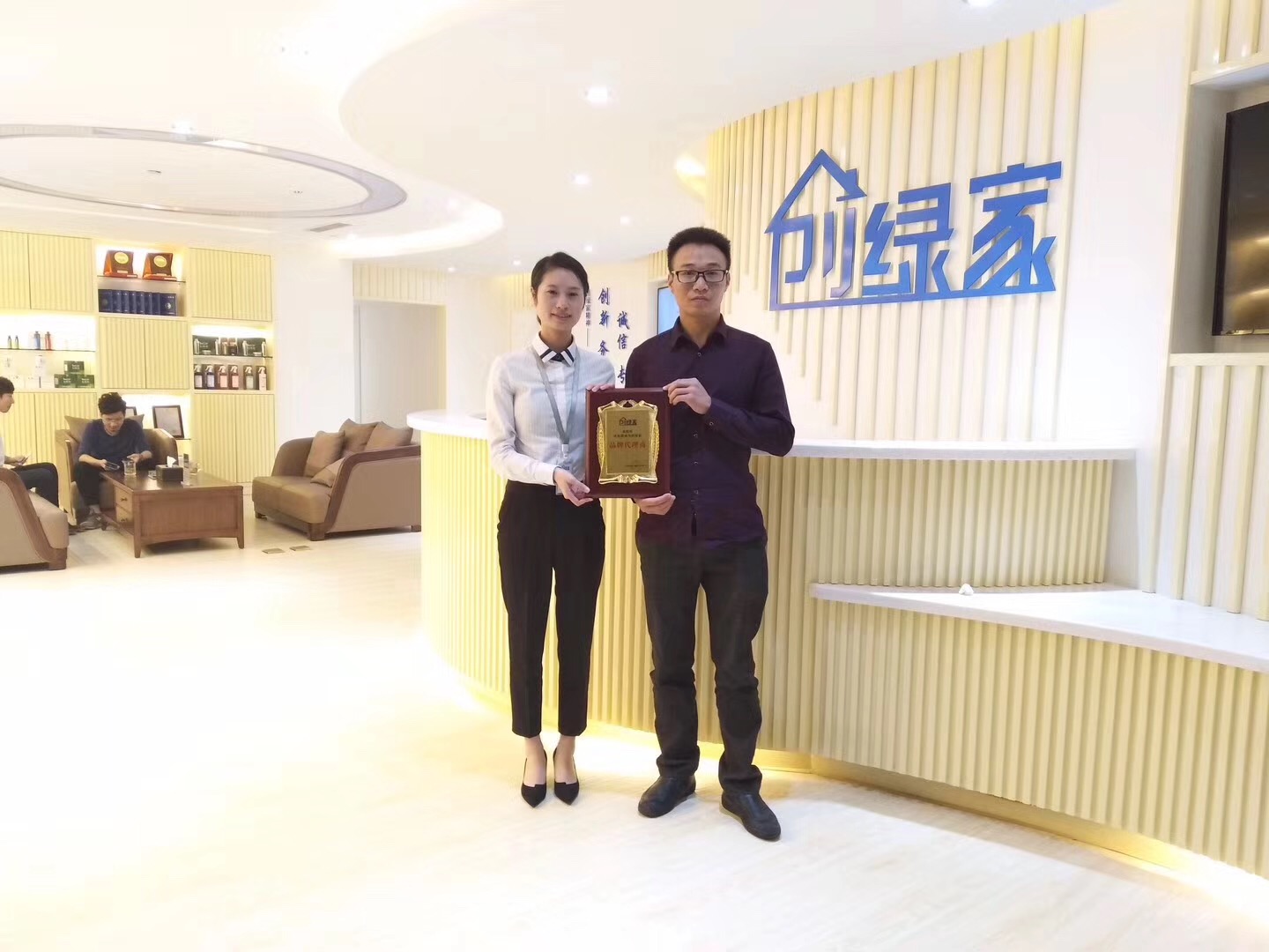 熱烈祝賀劉總簽約創綠家銅仁市縣級代理！