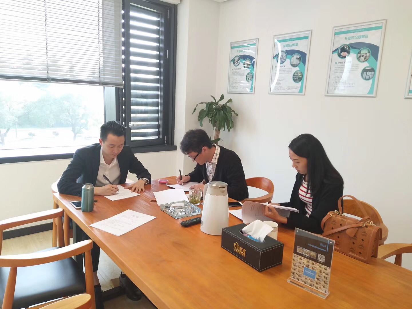 熱烈祝賀陳總夫婦簽約創(chuàng)綠家紹興市縣級(jí)代理！