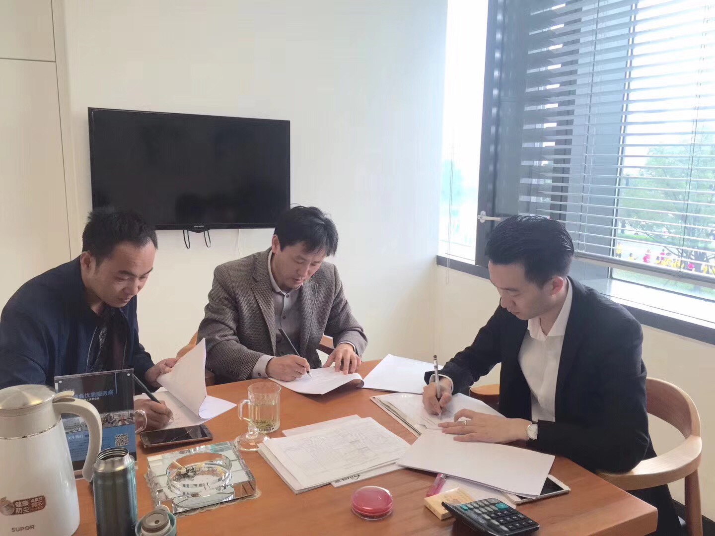 熱烈祝賀王總、葛總簽約創綠家蘇州市區級代理！