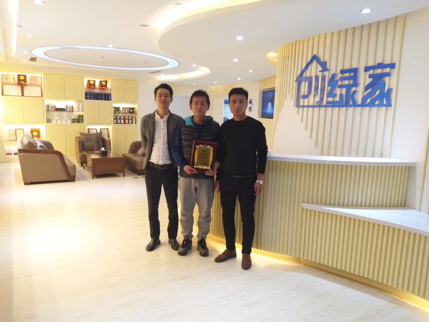 李總、逯總原來從事穩定的事業，也是我們原代理商的合作伙伴，自己也曾經參與過治理項目。從中發現利潤、業務量都很可觀，于是單飛接自己當地的業務。兩位非常相信創綠家，早在考察之前就已經把店面安排好了，順利牽手創綠家！  李總、逯總與公司合影 感謝李總、逯總對創綠家的信任和支持，祝兩位生意興隆、財源廣進！