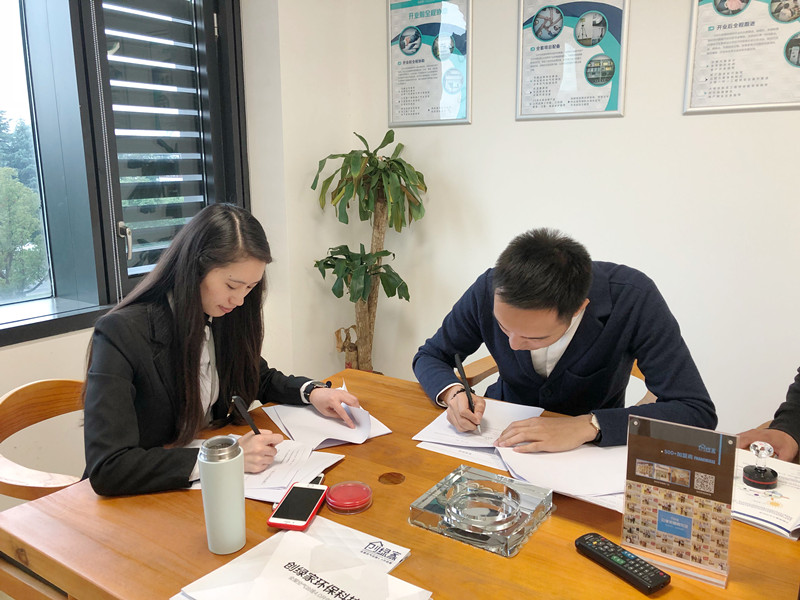 熱烈祝賀龍總、趙總簽約創(chuàng)綠家南京市區(qū)級(jí)代理！