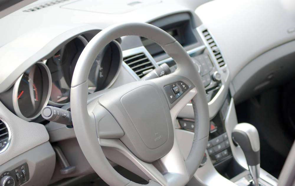 一輛汽車怎么能不受潮呢？