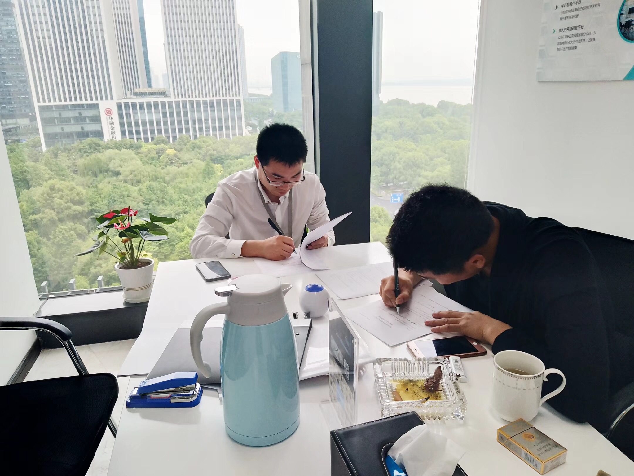 熱烈祝賀孫總、蘇總簽約創綠家桂林市區級代理！