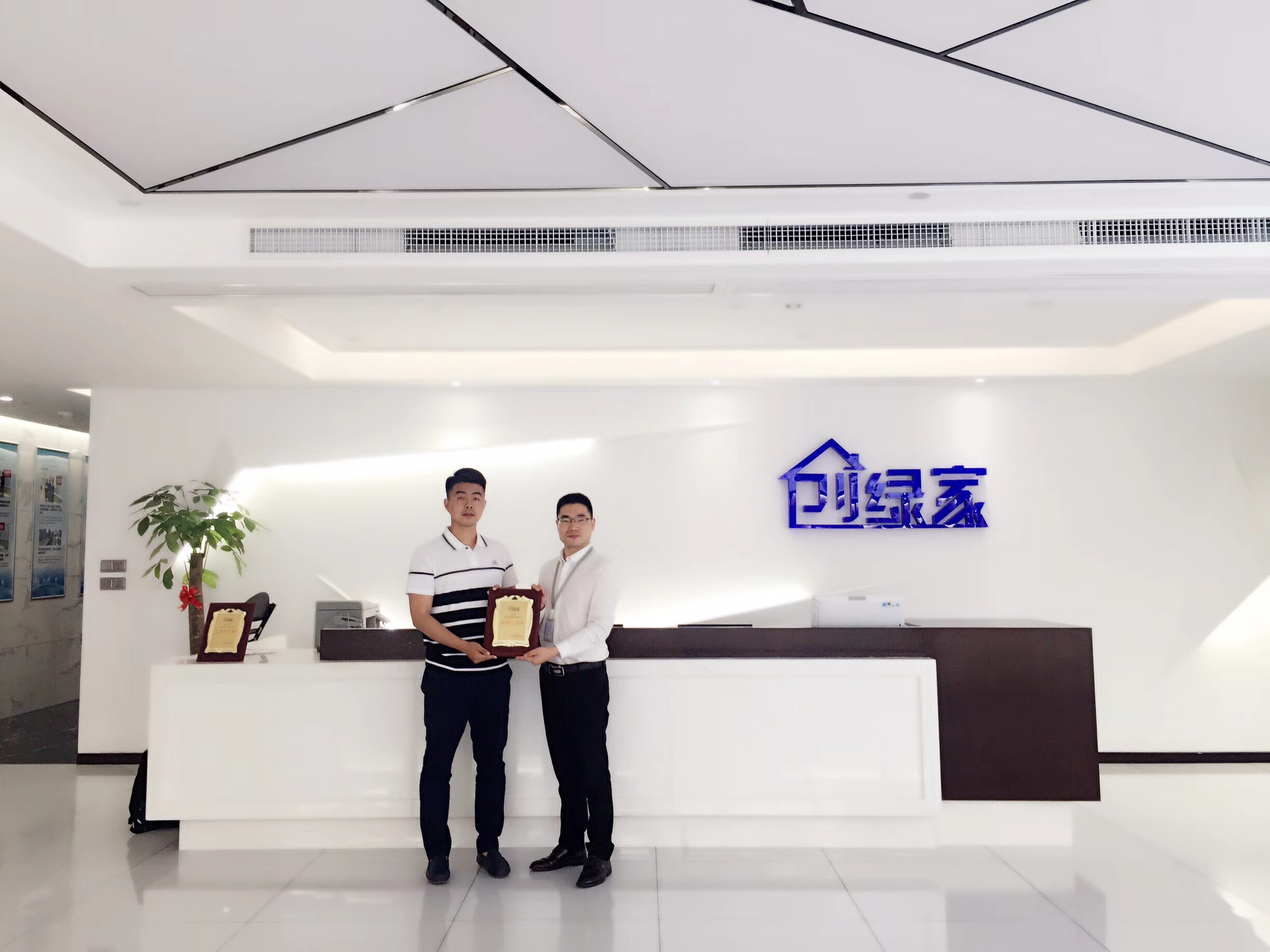 熱烈祝賀王總簽約創綠家煙臺市區級代理！