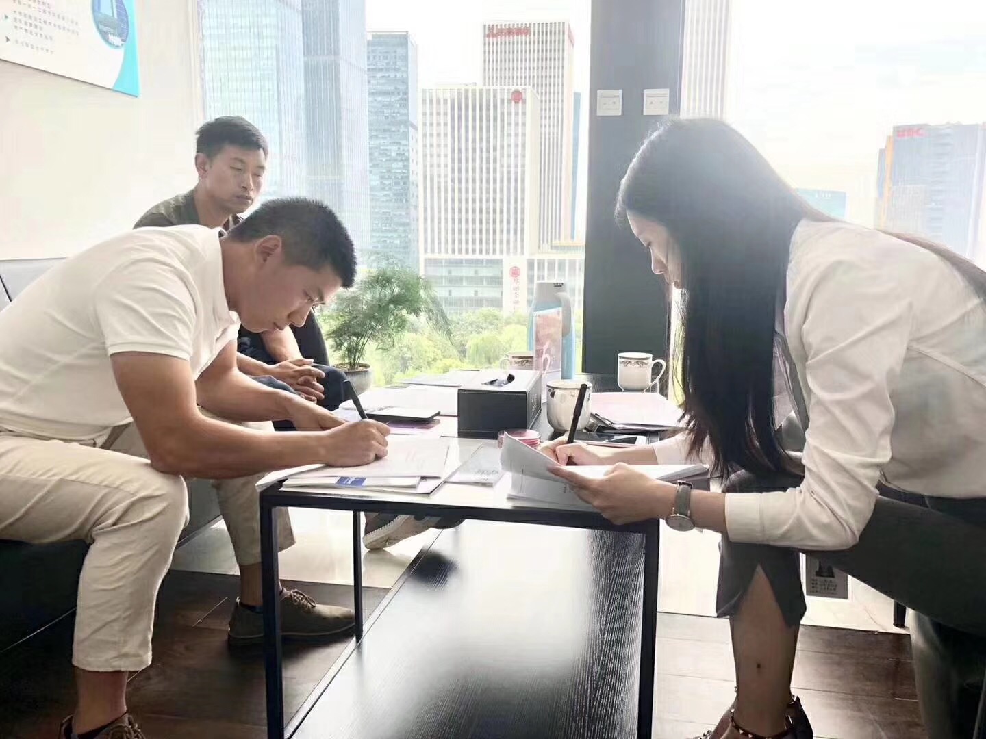 熱烈祝賀俞總、杜總簽約創(chuàng)綠家貴陽市區(qū)級(jí)代理！