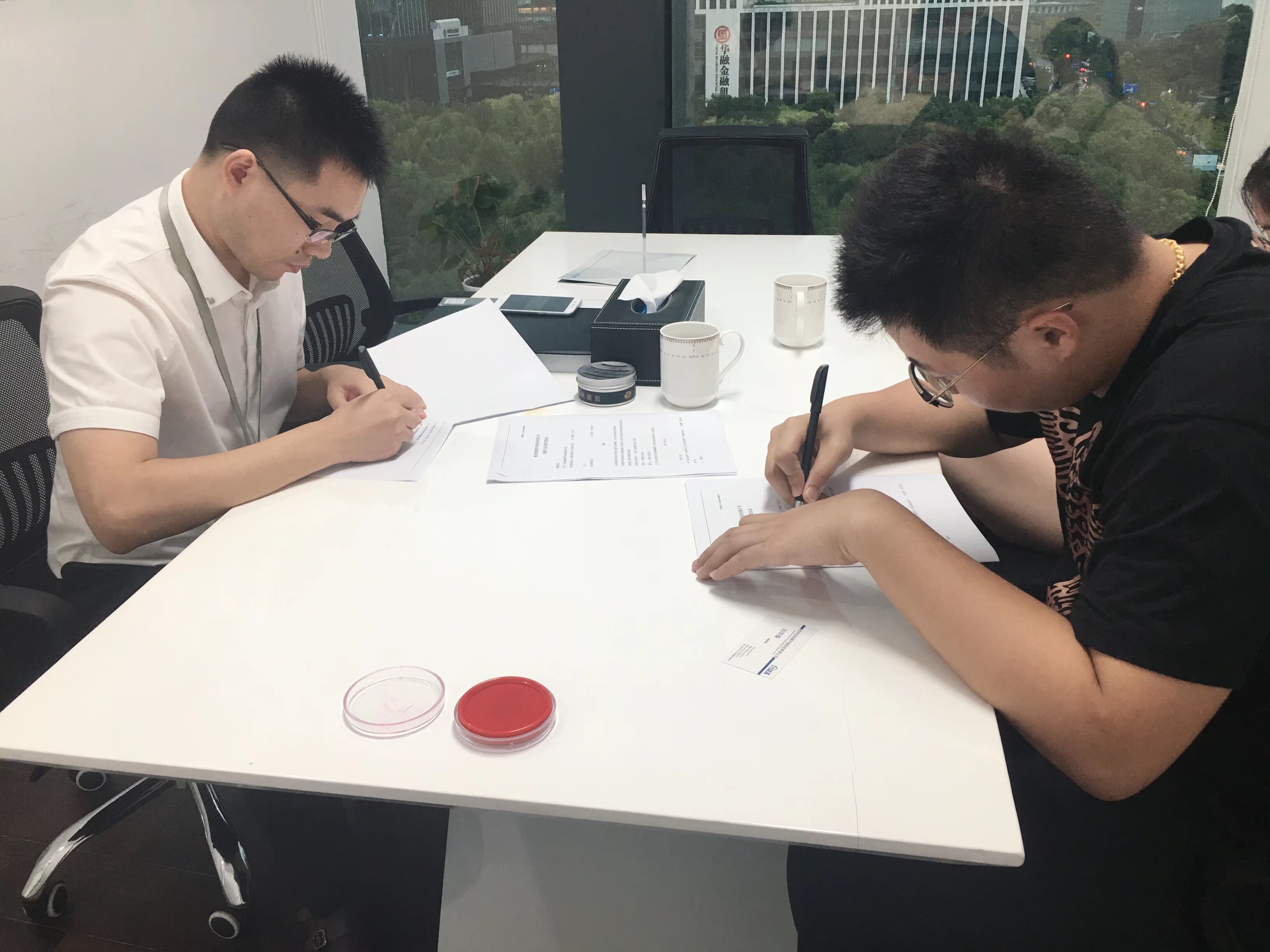 熱烈祝賀劉總夫婦簽約創綠家常州市縣級代理！