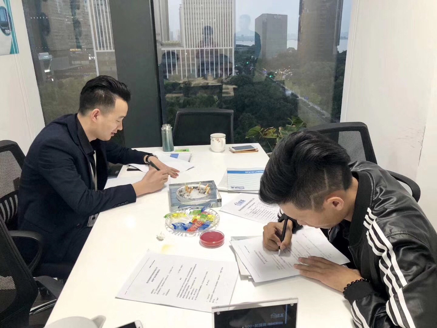 熱烈祝賀王總兄弟簽約創(chuàng)綠家武漢市區(qū)級(jí)代理！