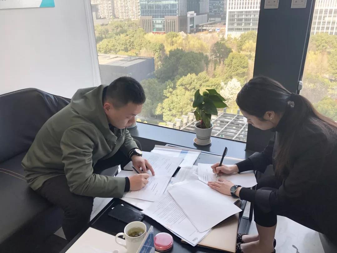 彭總之前是在國企上班，現(xiàn)在選擇自己創(chuàng)業(yè)，自己做過多方面的了解，千里迢迢來考察，注重公司實(shí)力、扶持力度和產(chǎn)品效果，對這個(gè)行業(yè)也是非常有信心，在我們除醛技術(shù)交流峰會(huì)現(xiàn)場果斷簽約！