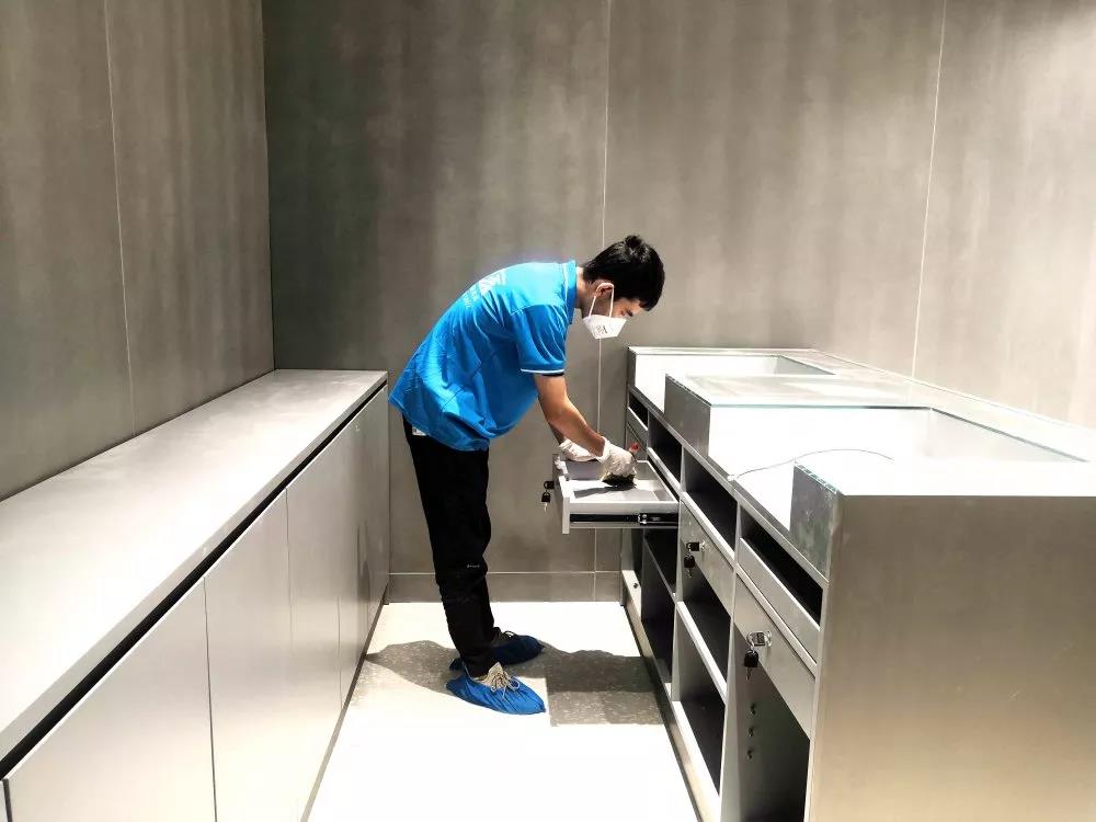 完美日記是一個(gè)國(guó)產(chǎn)大眾美妝品牌，價(jià)格良心堪稱國(guó)貨之光，也深受年輕人喜愛。