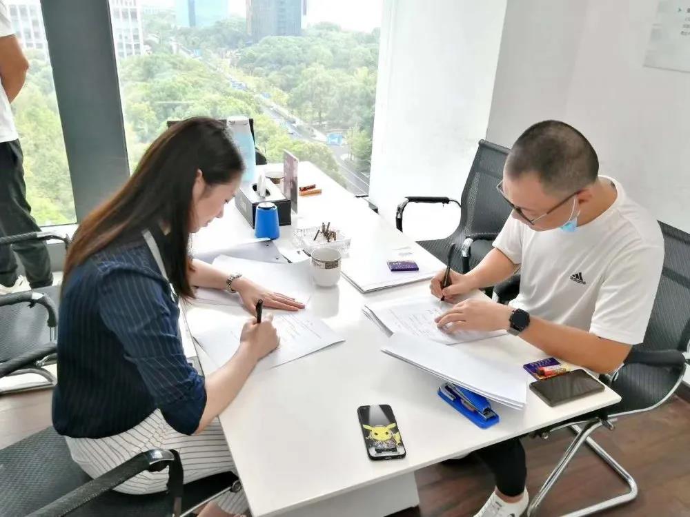 熱烈祝賀李總簽約創(chuàng)綠家福建省莆田市區(qū)級(jí)代理! 熱烈祝賀李總簽約創(chuàng)綠家福建省莆田市區(qū)級(jí)代理!