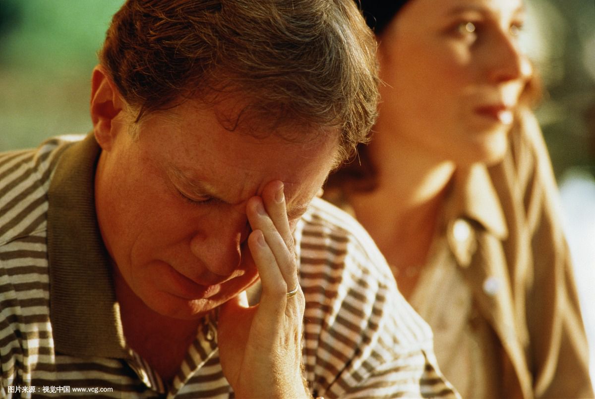 前段時間，王先生家中房子裝修。入住沒多久王先生就感覺自己身體出現了一些異樣，時常感到胸悶氣短、呼吸不暢，嚴重的時候還會出現短時間的暈眩。王先生以為是自己的身體出現了什么狀況便跑到家附近的診所詢問。醫生一看便問王先生家中最近是否裝修，王先生感覺很詫異。醫生說這樣的癥狀是典型的甲醛中毒。王先生就咨詢了除甲醛公司如何清除新房裝修后殘留的甲醛？