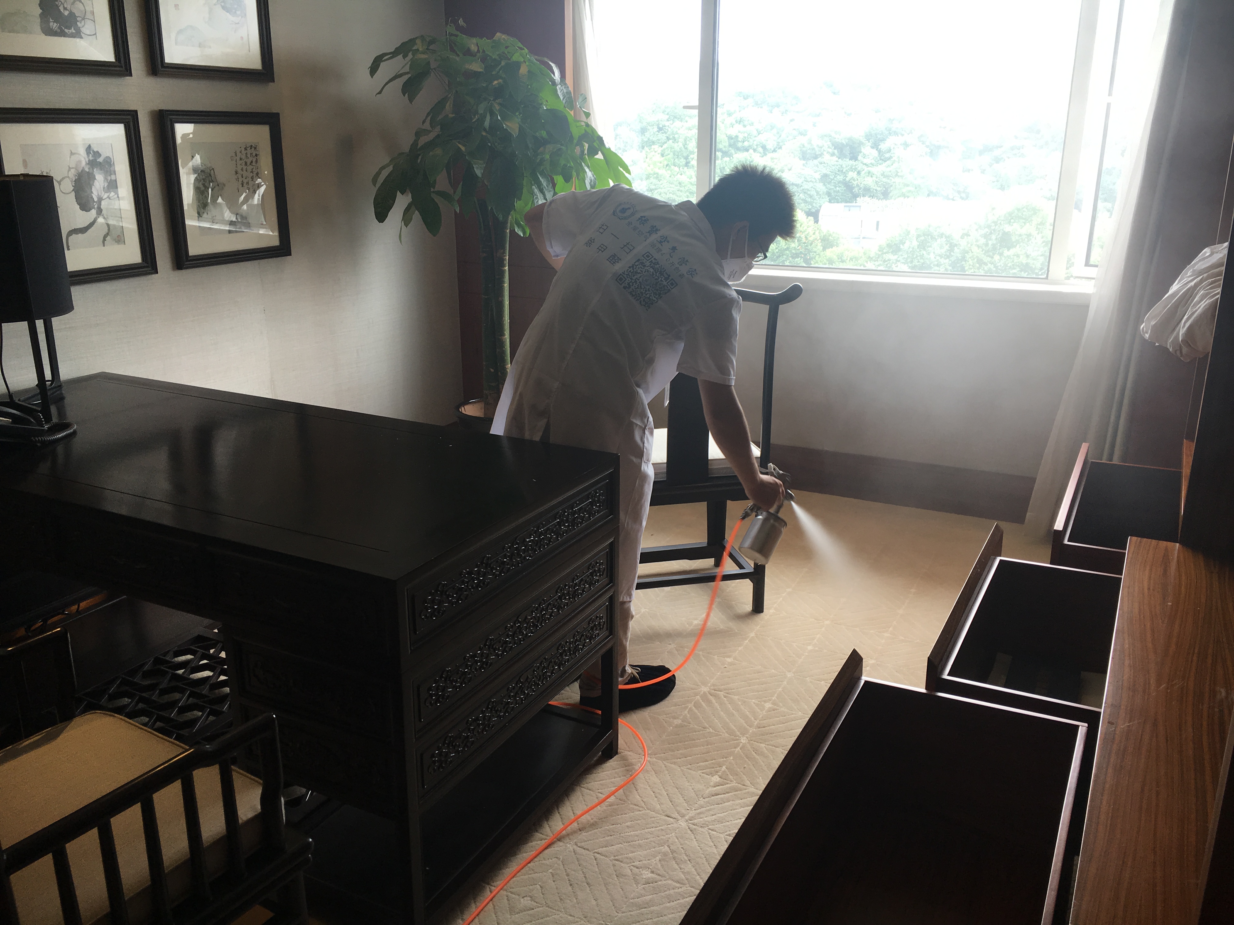 前段時間，王先生家中房子裝修。入住沒多久王先生就感覺自己身體出現了一些異樣，時常感到胸悶氣短、呼吸不暢，嚴重的時候還會出現短時間的暈眩。王先生以為是自己的身體出現了什么狀況便跑到家附近的診所詢問。醫生一看便問王先生家中最近是否裝修，王先生感覺很詫異。醫生說這樣的癥狀是典型的甲醛中毒。王先生就咨詢了除甲醛公司如何清除新房裝修后殘留的甲醛？