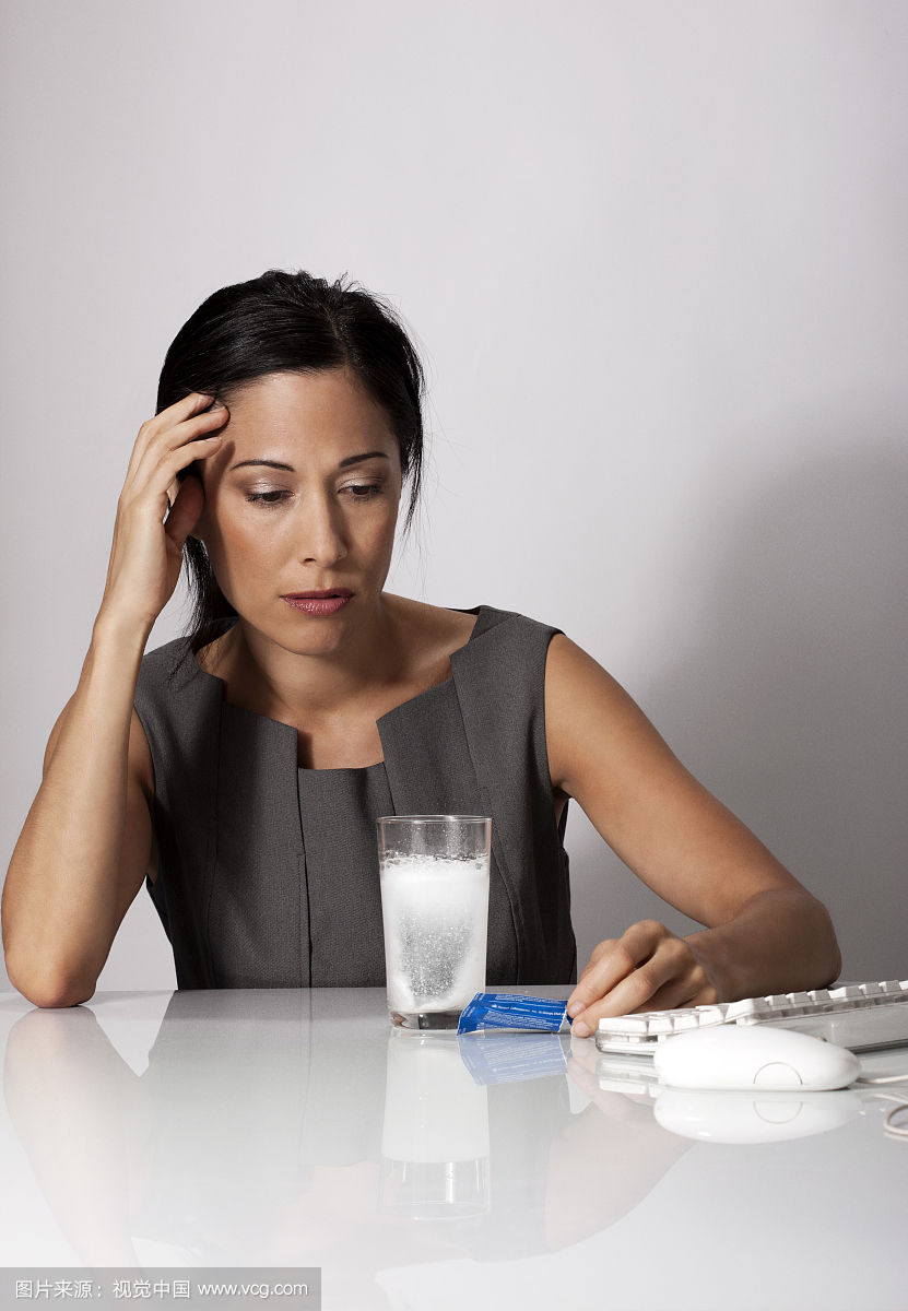  新房裝修后裝修污染？入住之前需要除甲醛嗎？這是大家在入住前***的疑問。甲醛對身體是有害是眾所周知的，那么，甲醛對人體的危害是什么? 除甲醛公司專家總結了五種常見的甲醛引起的癥狀，如果出現這些癥狀，那么您就需要注意啦?。。?一、胸悶氣短： 一些業主在搬進新家后常常感覺到胸悶氣短、呼吸不暢，但去醫院檢查又沒有發現任何心肺問題，這種情況很有可能是甲醛中毒引起的。胸悶是甲醛中毒常見癥狀之一，一般在輕度或中度中毒時出現。所以，如果時常在家中感到胸悶，首先應去醫院排除心臟問題，然后再確定是否是甲醛超標造成的。 二、呼吸系統刺激： 回家開門的一瞬間，家的溫馨氣息就會撲面而來，但新家不是這樣，新業主每次回家聞到的***縷空氣往往伴隨刺鼻的化學品氣味，怎么會感受到溫馨呢？這種裝修特有的刺鼻氣體的主要有害成分就是甲醛，多數家庭可在通風一個月時間明顯減輕（注意減輕并不等于消除），但如果通風一個月還沒有改觀，那就應該考慮治理室內空氣污染了。 三、眼睛不適、無故流淚： 當人們切洋蔥的時，***感受到嗆的也是眼睛，然后是鼻子。眼睛是人體最敏感脆弱的器官之一，當外界空氣中存在刺激性分子，眼睛往往是***感受到的。甲醛的一大危害就表現在對粘膜的刺激，甲醛屬于原漿毒物質，能與蛋白質結合，使眼睛感到刺激、干澀、不適，甚至流淚。 四、易生病，抵抗力下降： 我們生活的環境中，無處不存在著看不見的細菌病毒，因為身體擁有強大的免疫力才使我們免受這些病菌的感染。但長期生活在甲醛超標的環境會使免疫系統遭受破壞，降低人體抵抗力，不能有效地防御外界病原微生物的侵入，從而導致疾病發生。家人入住新居后經常感冒，尤其是老人兒童，感冒后一個星期也不見好轉，這都可能是甲醛超標引起的。 五、頭暈、乏力、嗜睡： 甲醛可影響人的造血系統，輕則引發貧血，嚴重的甚至可能導致白血病。有調查指出，醫院血液科病房中三成以上白血病患者的家庭在兩年內進行過裝修。而兒童因裝修患病的幾率更高，占患病兒童的半數以上。當人體血液供應不足時，就會經常感到疲憊，走路都沒有力氣。因此，入住新居后有頭暈、乏力、嗜睡的癥狀，應及時去醫院檢查血常規。 如果您或者家人已經出現了以上的兩種或兩種以上就要做全面的室內空氣治理了哦！