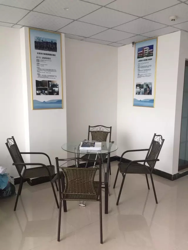 歷經(jīng)近兩個月的店面籌備工作，創(chuàng)綠家空氣治理惠州服務(wù)中心正式落成，室內(nèi)裝修污染危害社會，室內(nèi)空氣治理迫在眉睫。創(chuàng)綠家惠州服務(wù)中心將竭誠為您服務(wù)！ 溫總、朱總與公司合照 創(chuàng)綠家空氣治理惠州服務(wù)中心門面 店內(nèi)展示： 祝溫總、朱總開業(yè)生意興隆、財源廣進！