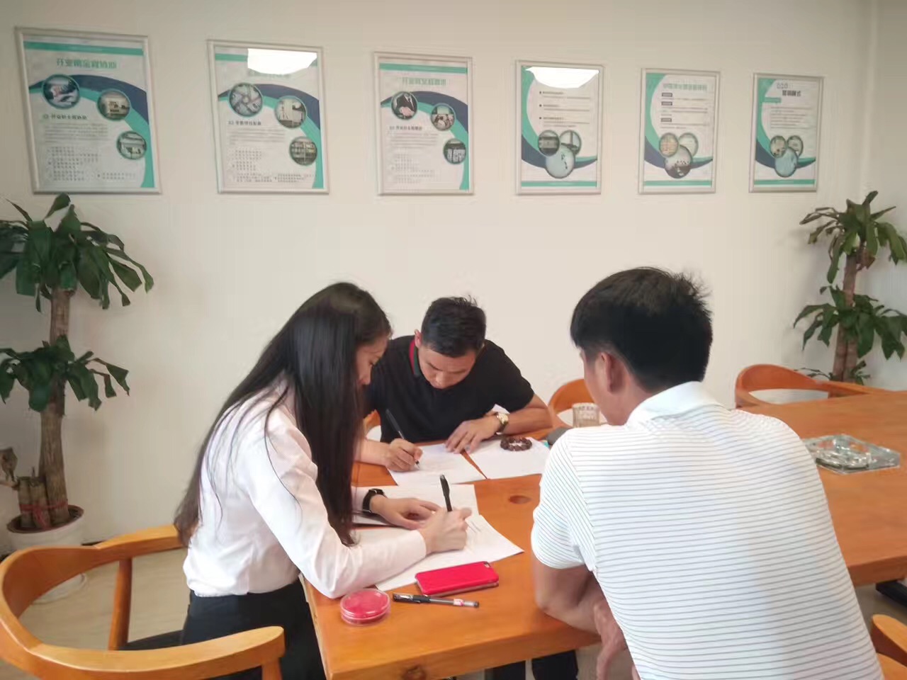 熱烈祝賀普洱李總兄弟簽約創綠家！